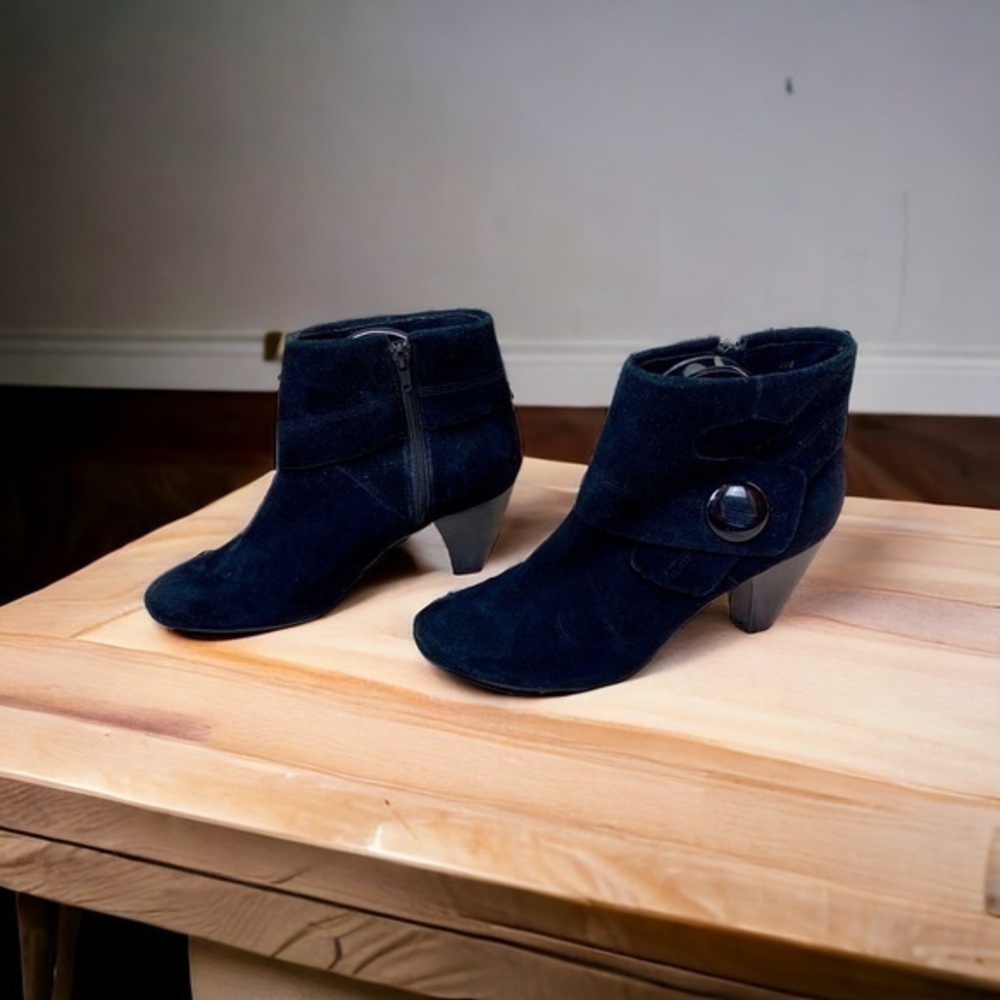 Ditto by Van Eli Black Suede Button Detail Size 10M